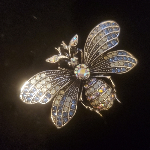New Rhinestone Bee Brooch. - Picture 13 of 16